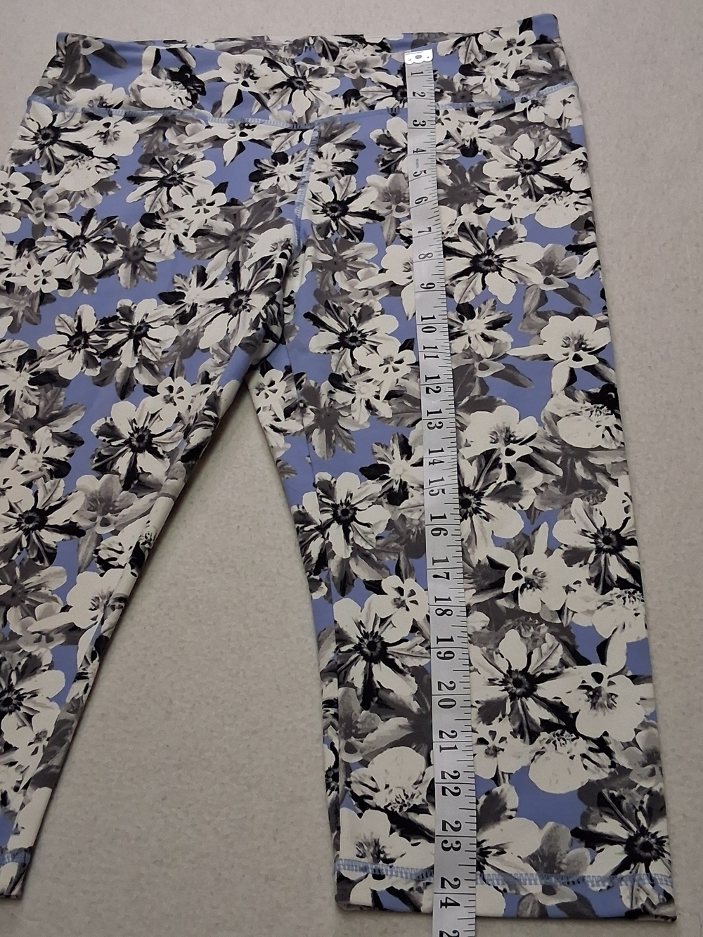 4/20$ ➡️ Joe Fresh Light Blue & White Floral Capri Leggings
